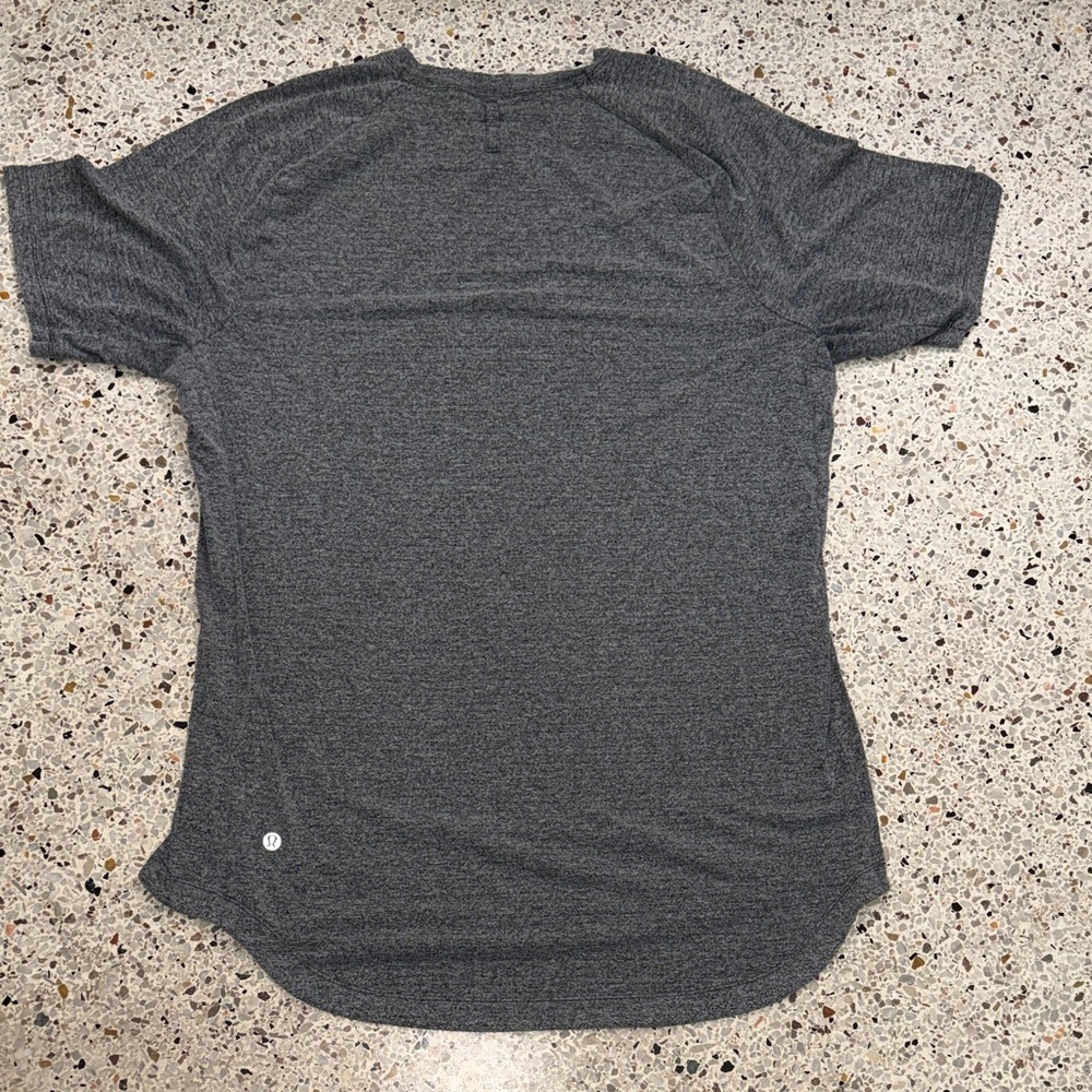 lululemon athletica Men's Short Sleeve Tee in Charcoal Gray